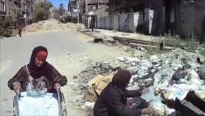 أسر بمخيم اليرموك تتغذى من القمامة